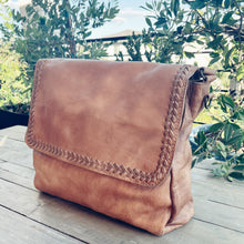 Load image into Gallery viewer, Barnhart Vintage Leather Crossbody Purse
