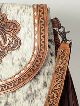 Load image into Gallery viewer, Western Leather Purse, Western Crossbody Purse, Cowhide Hair On Purse,  Genuine Cowhide handbag, Hair On Cowhide Fringe Crossbody Purse
