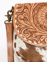 Load image into Gallery viewer, Western Leather Purse, Western Crossbody Purse, Cowhide Hair On Purse,  Genuine Cowhide handbag, Hair On Cowhide Fringe Crossbody Purse
